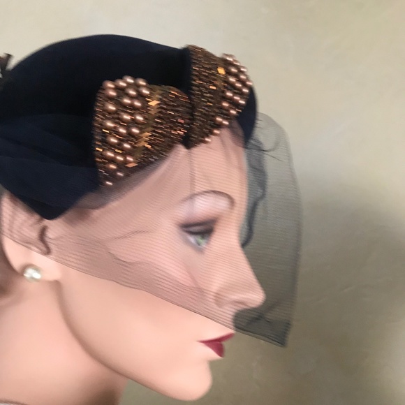 CHIC 1950s\' NAVY VELOUR FELT TOQUE - COPPER COLORED PEARL & BOW TRIM + NAVY VEIL